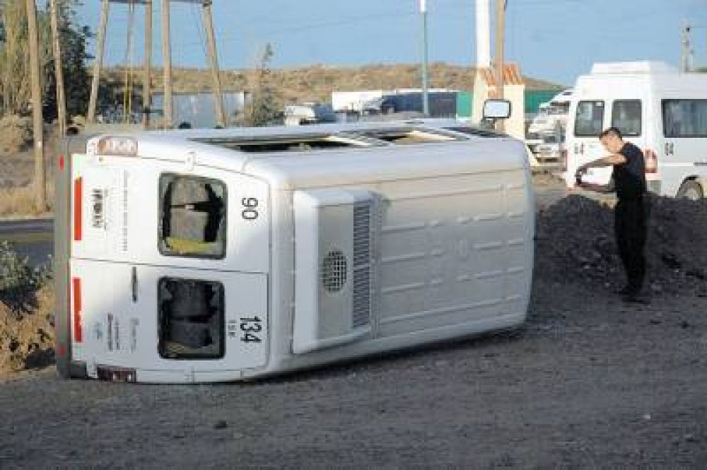 Petroleros vuelcan una camioneta con personal que intentaba subir al yacimiento