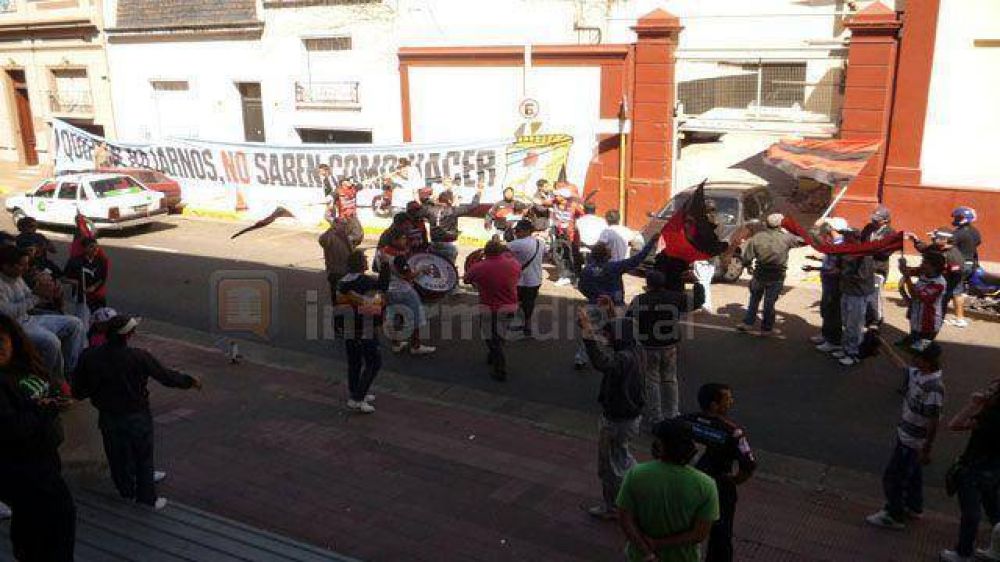 Los barras de Patronato terminaron complicando m�s a Barrientos	