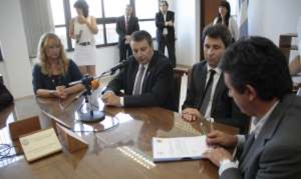 Prometen financiamiento para la Escuela de M�sica