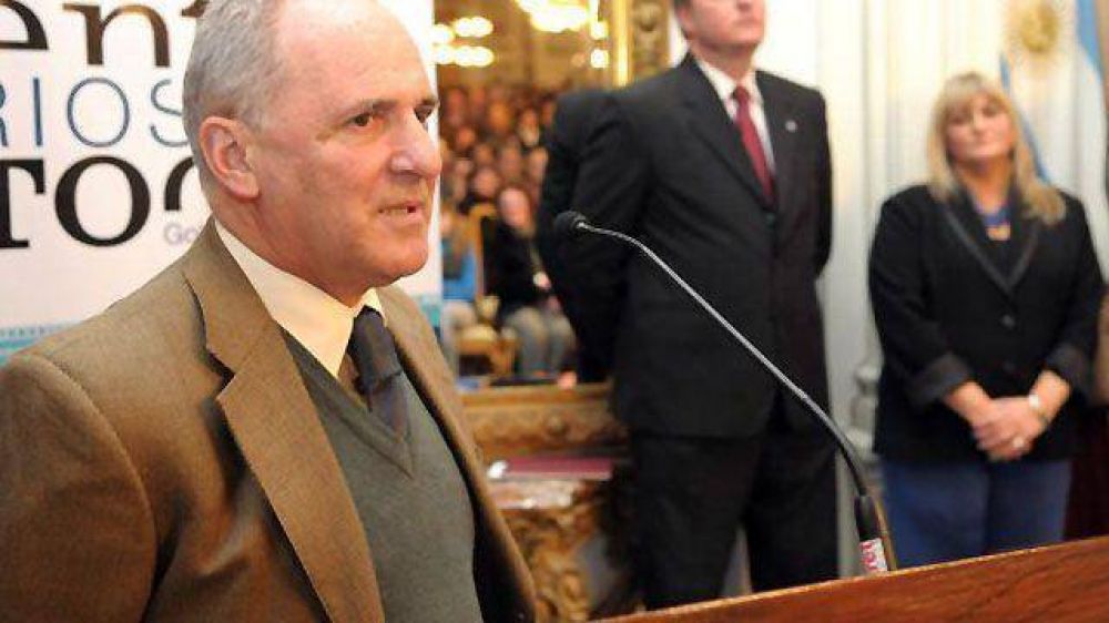 Gerard aclara que la Uner no otorgar� el t�tulo de m�dico