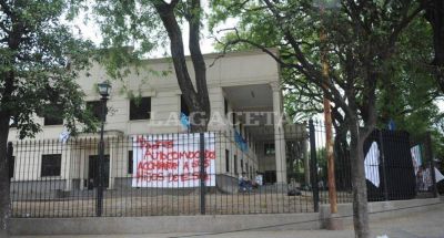 Alumnos de la ESEA mantienen la toma por tiempo indefinido 