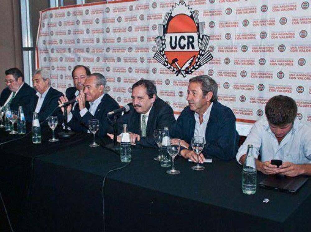 La c�pula de la UCR hizo base en Santa Fe para oponerse a la re-re