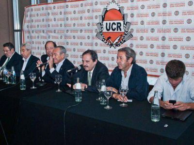 La c�pula de la UCR hizo base en Santa Fe para oponerse a la re-re