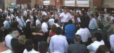 Cisneros encabez� una asamblea dentro de la Caja Popular y afirm� que el paro total de este viernes es legal 