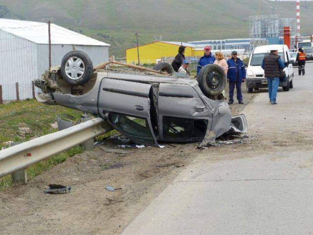 Choque y vuelco en la ruta 20 de R�o Turbio