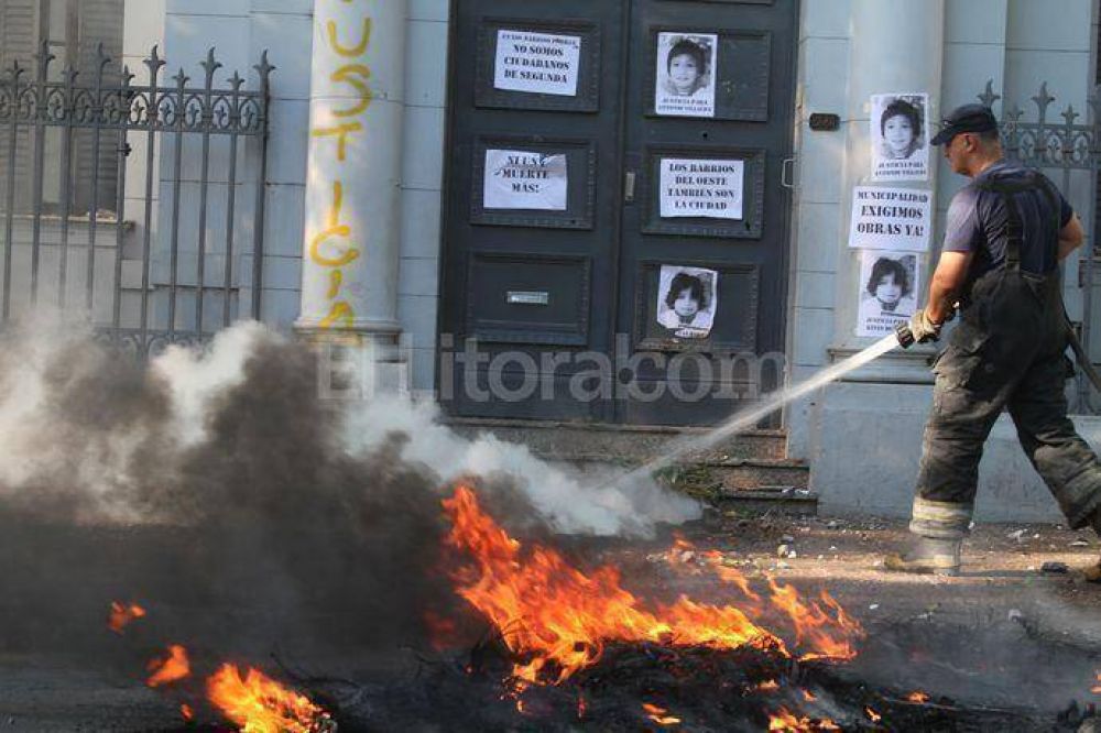 Protesta e incidentes por los ni�os electrocutados en barrio Cabal