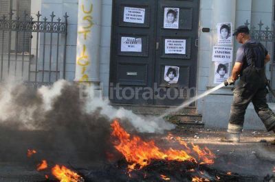 Protesta e incidentes por los ni�os electrocutados en barrio Cabal