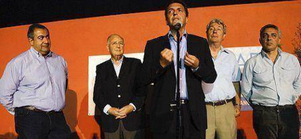 Massa fortalece relaci�n con el sindicalismo en foto de gesti�n