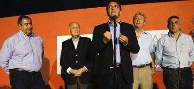 Massa fortalece relaci�n con el sindicalismo en foto de gesti�n
