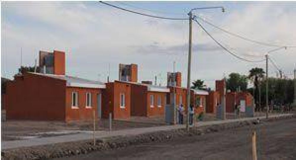 Gioja entreg� 36 viviendas en Villa Dominguito	