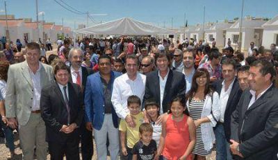 El Gobernador anunci� la construcci�n de 6 mil viviendas para el 2013  