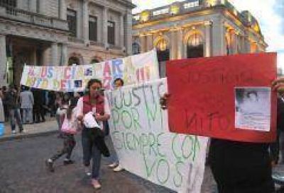  Familiares del joven asesinado en El Tropez�n realizaron una manifestaci�n