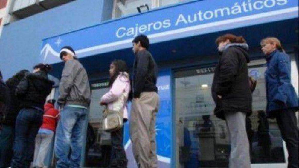 El Gobierno confirm� el pago de dos sueldos y medio este mes  