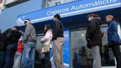 El Gobierno confirm� el pago de dos sueldos y medio este mes  