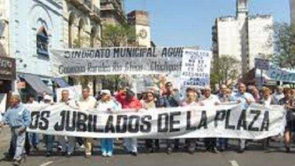 Los Jubilados de la Plaza expresaron su malestar por �las falsas promesas� del PE  