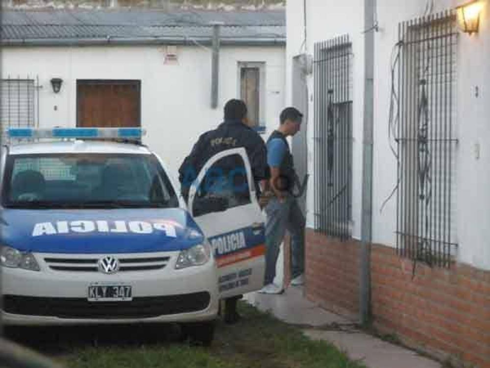 Cinco allanamientos y un nuevo detenido por el asalto a una pareja en Villa Italia