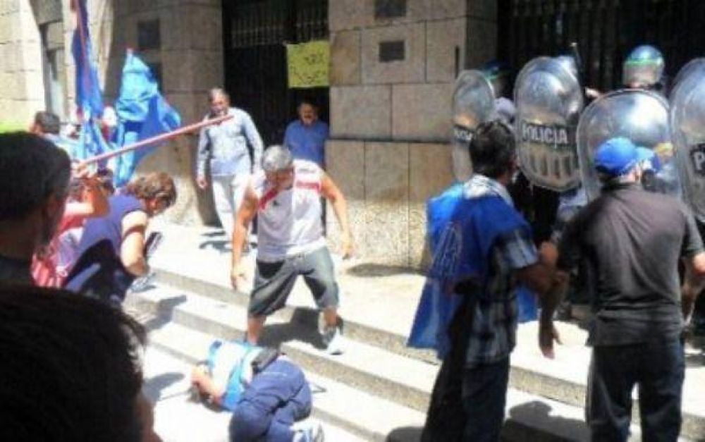  La Comisi�n por la Memoria afirm� que la polic�a "intimida" a j�venes de barrios perif�ricos