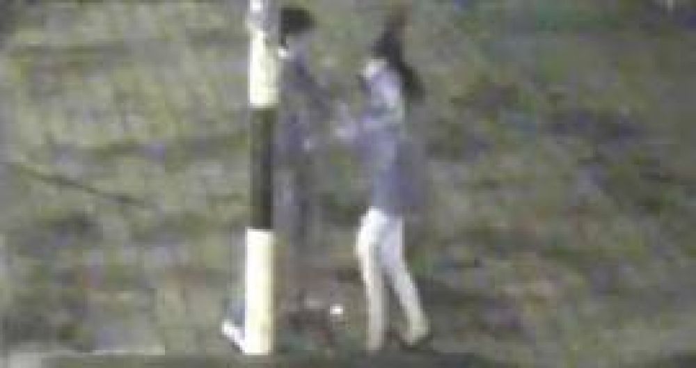 C�maras: la violenta agresi�n de un joven a su novia en la calle 