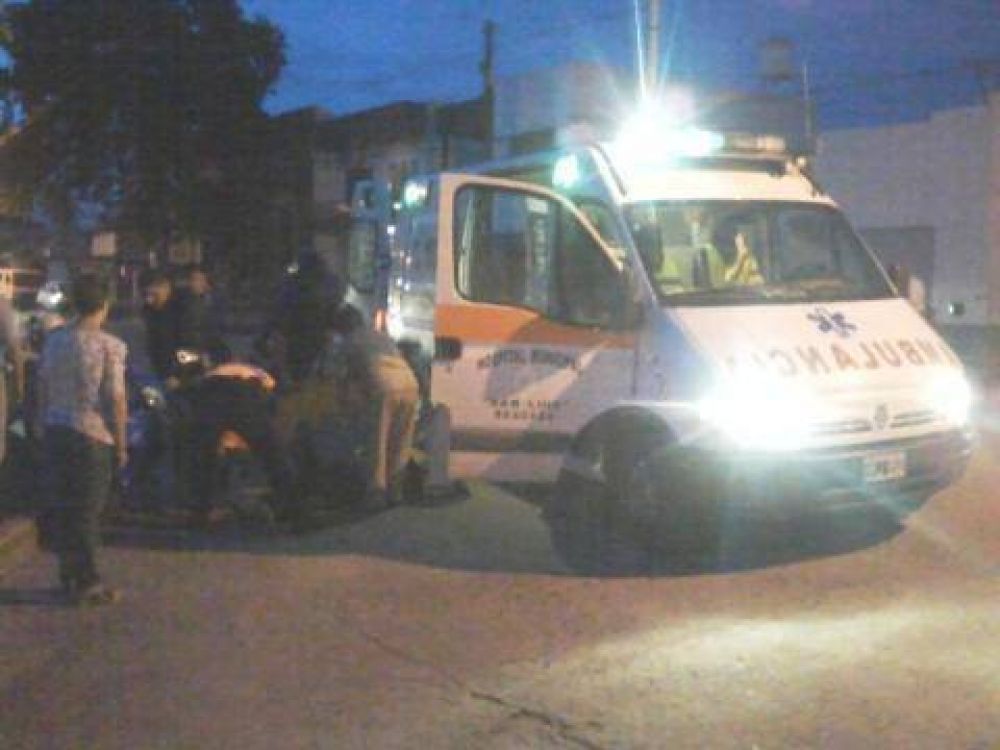Motociclistas accidentados al ser encerrados por un auto
