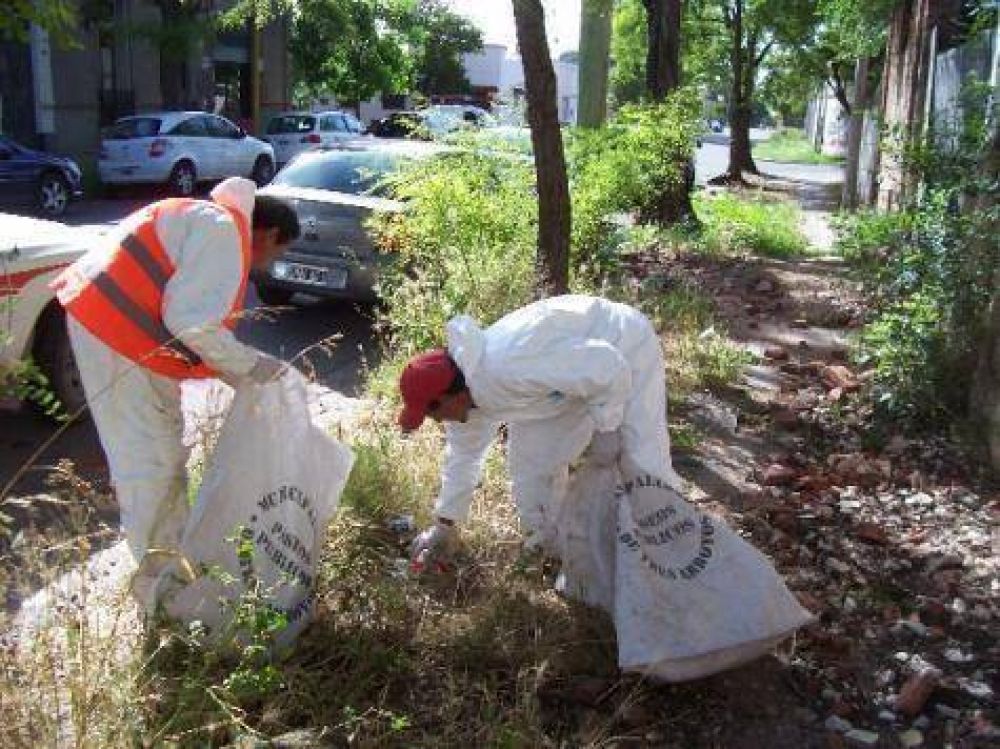 Contin�an trabajos de limpieza urbana