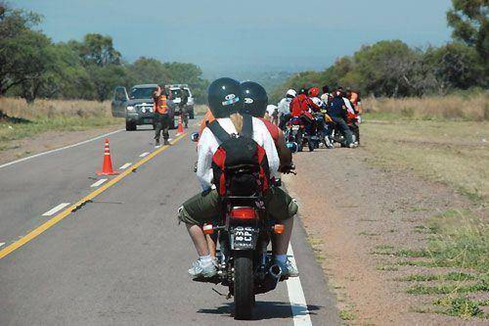 Advierten a conductores por la presencia de peregrinos en la ruta 64 