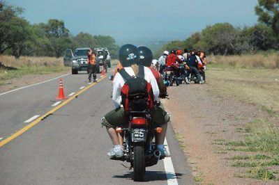 Advierten a conductores por la presencia de peregrinos en la ruta 64 