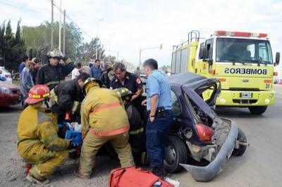 Espectacular accidente por un perrito cruzando la ruta