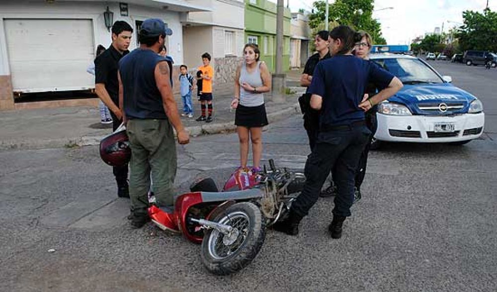 Una motociclista herida al chocar con una camioneta