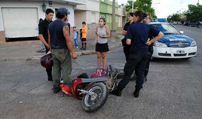 Una motociclista herida al chocar con una camioneta