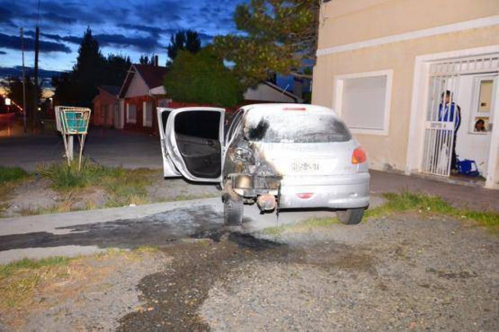 Incendio intencional de veh�culo en la v�a p�blica
