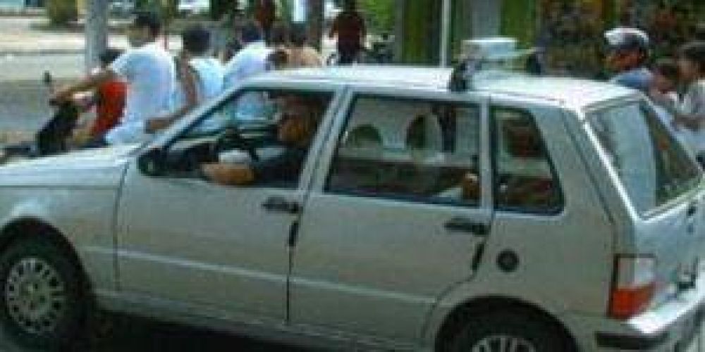 Postergan el aumento en tarifas para taxis y remises 