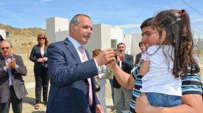 Otras 39 familias comodorenses recibieron ayer su techo propio