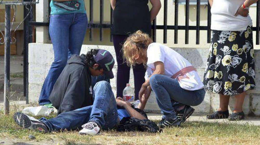 Una pelea afuera del Colegio 742 dej� un joven apu�alado y otro golpeado