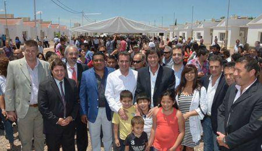 El Gobernador anunci� la construcci�n de 6 mil viviendas para el 2013  