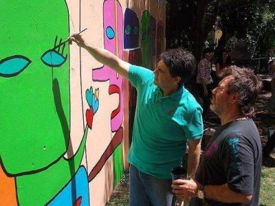 En el marco de �Viv� Arte� Milo Lockett pint� un mural con vecinos