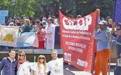 �Mientras se saca fotos con artistas, Gray deja caer el sistema de salud�