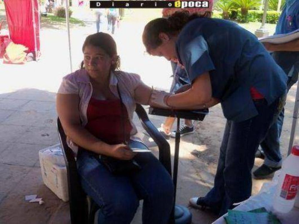 Doscientos capitalinos se hicieron tests gratuitos de VIH en la plaza Vera 