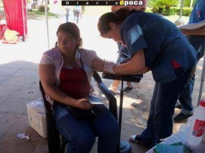 Doscientos capitalinos se hicieron tests gratuitos de VIH en la plaza Vera 