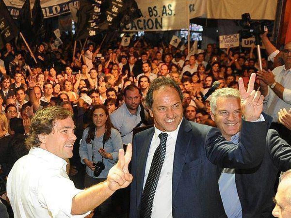 Scioli se muestra fiel al Gobierno pero su entorno le pide que sea candidato