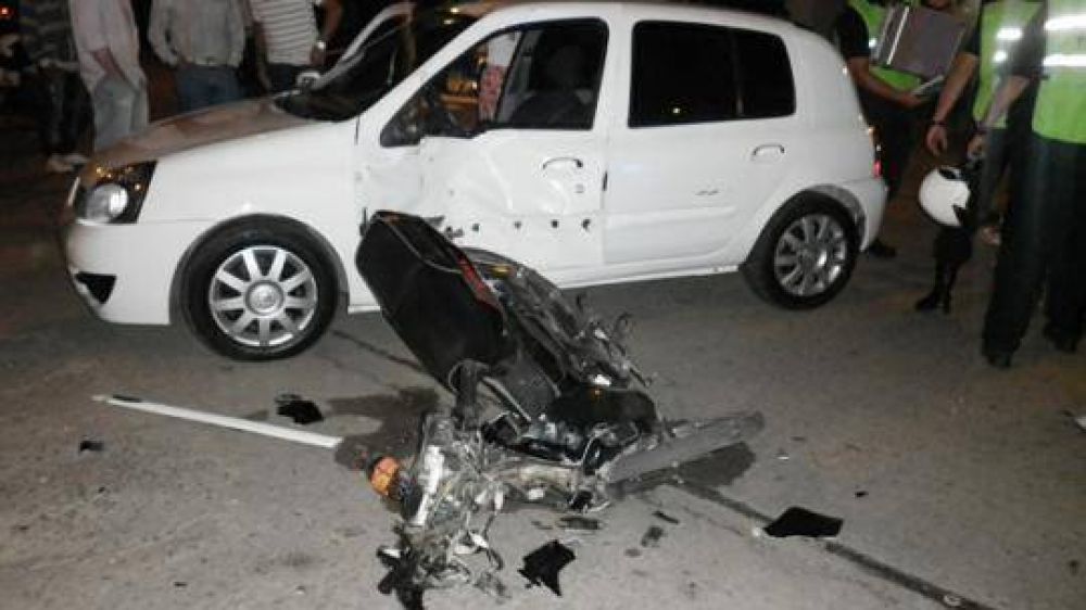 Fort�simo choque entre una moto y un auto en la madrugada