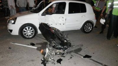 Fort�simo choque entre una moto y un auto en la madrugada