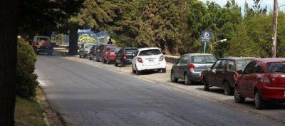 Llega el verano y hay menos espacio para estacionar 
