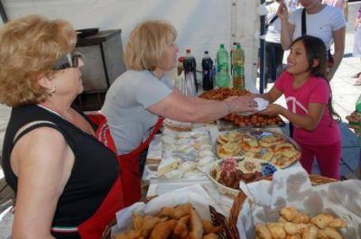 La Fiesta de las Colectividades copa la plaza Moreno