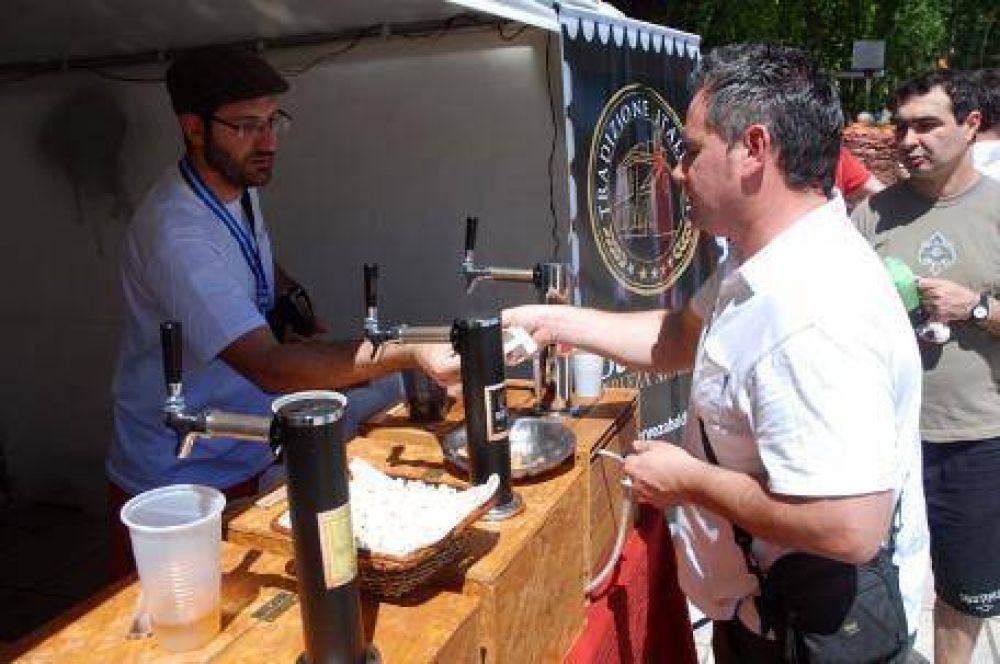 La cerveza artesanal tiene su fiesta en la plaza Islas Malvinas