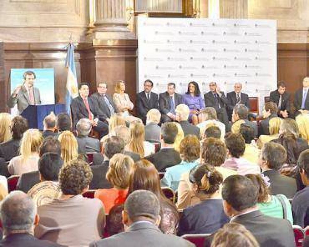 Entregaron la distinci�n Gobernador Cresto