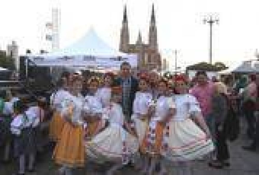 La Plata: Comenz� la II Fiesta de las Colectividades en Plaza Moreno