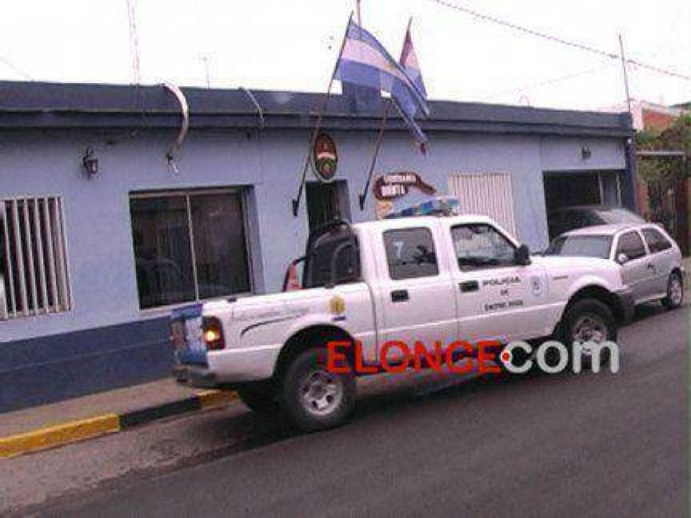  Balearon a un polic�a por la espalda, en el puesto del Centro de Salud Carrillo