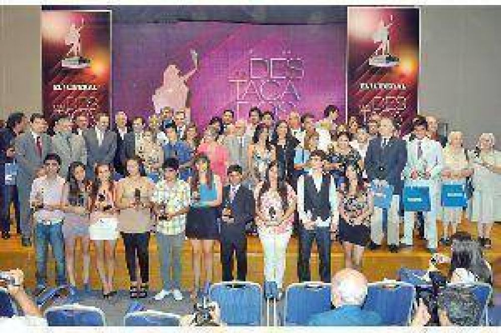 LOS DESTACADOS 2012 brillaron en una noche plena de emoci�n 