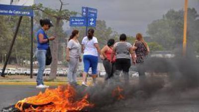 Mujeres cortan calle en reclamo de los m�dulos habitacionales 