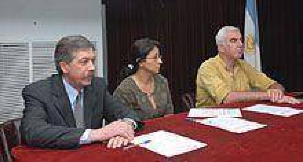 La provincia firm� un convenio para crear peque�as industrias.